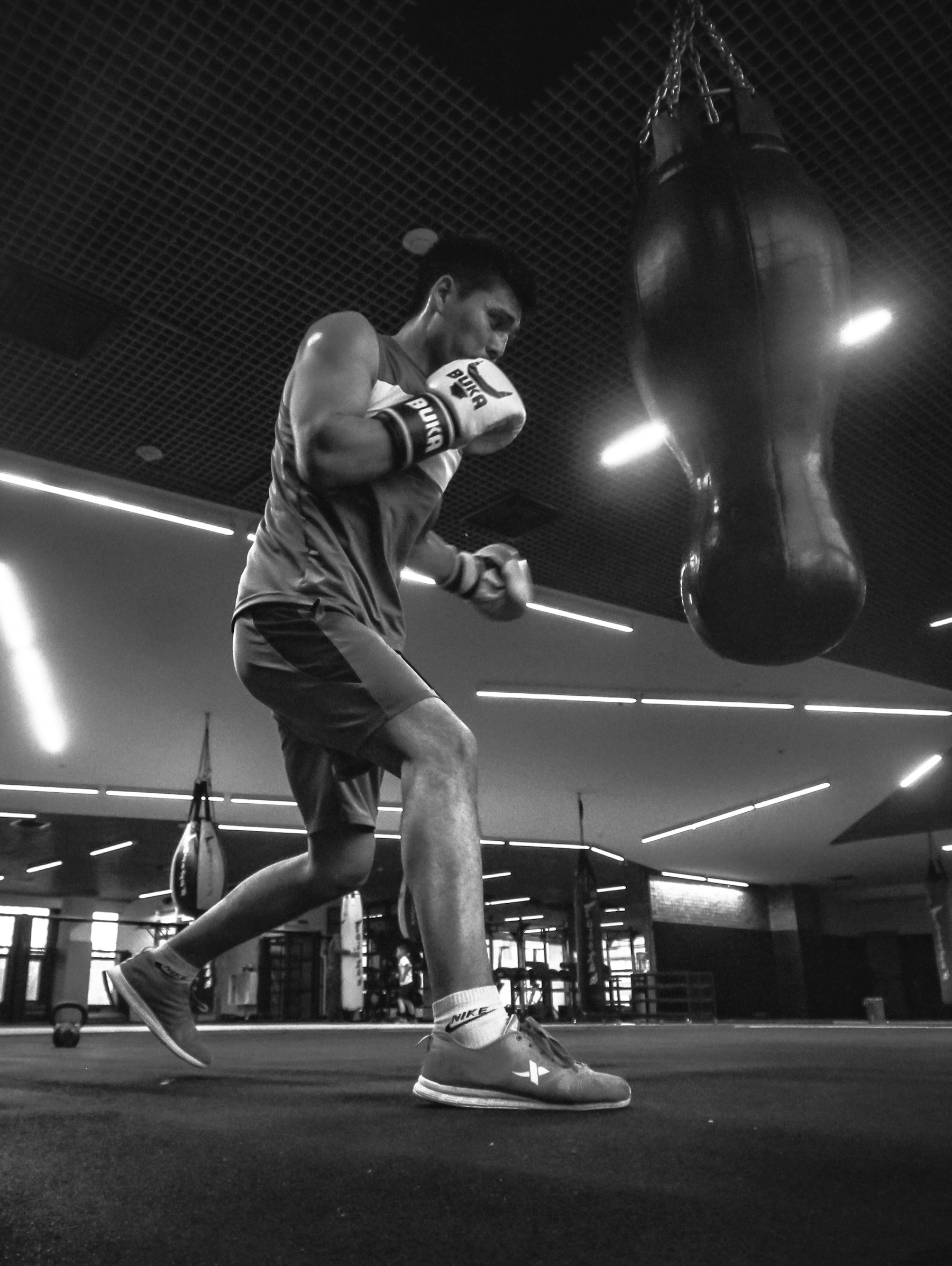 Boxer trainiert am Boxsack